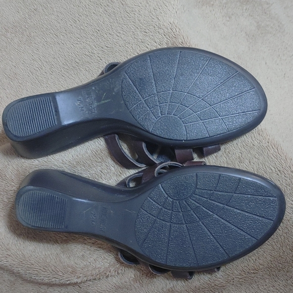 Nine West size 7 1\2 slide sandals. Brown - Picture 2 of 4